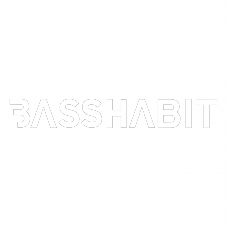 Bass Habit-klistermärke 14x2cm, vit i gruppen Billjud / Tillbehör / Merchandise hos Winn Scandinavia AB (899LOGOCW)