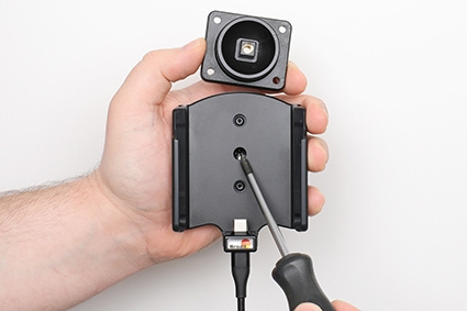 Brodit Aktiv hållare med USB-kabel och cigg-adapter, Apple iPhone 15/15 Pro