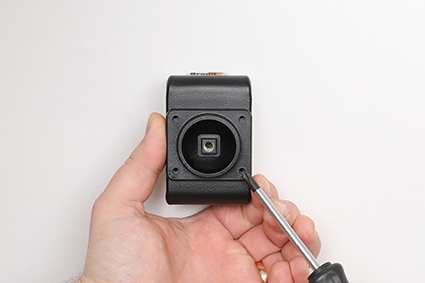 Brodit Aktiv hållare med USB-kabel och cigg-adapter, Apple iPhone 15/15 Pro