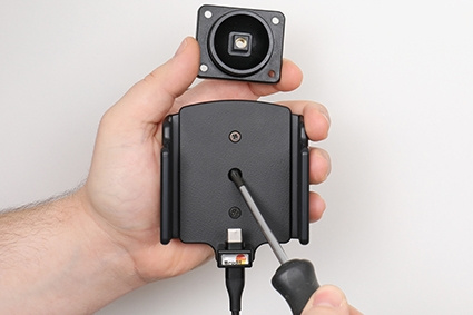 Brodit Aktiv hållare med USB-kabel och cigg-adapter, Apple iPhone 15/15 Pro/16/16 Pro/16e