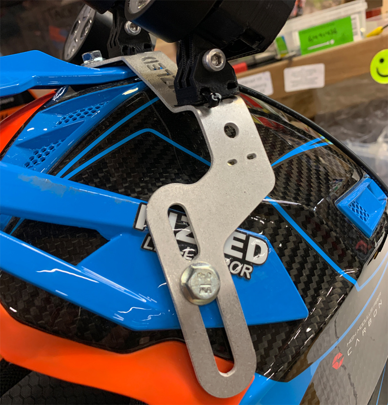 Hjälmfäste bakflyttad för 1, 2 eller 3 st E40F lampor