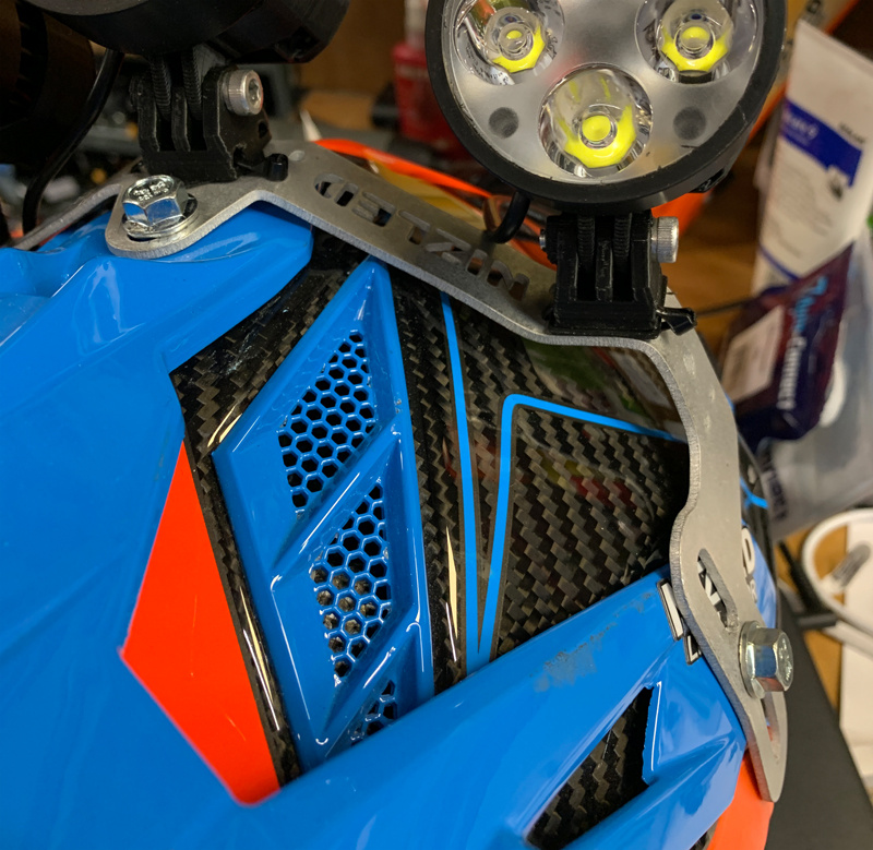 Hjälmfäste bakflyttad för 1, 2 eller 3 st E40F lampor